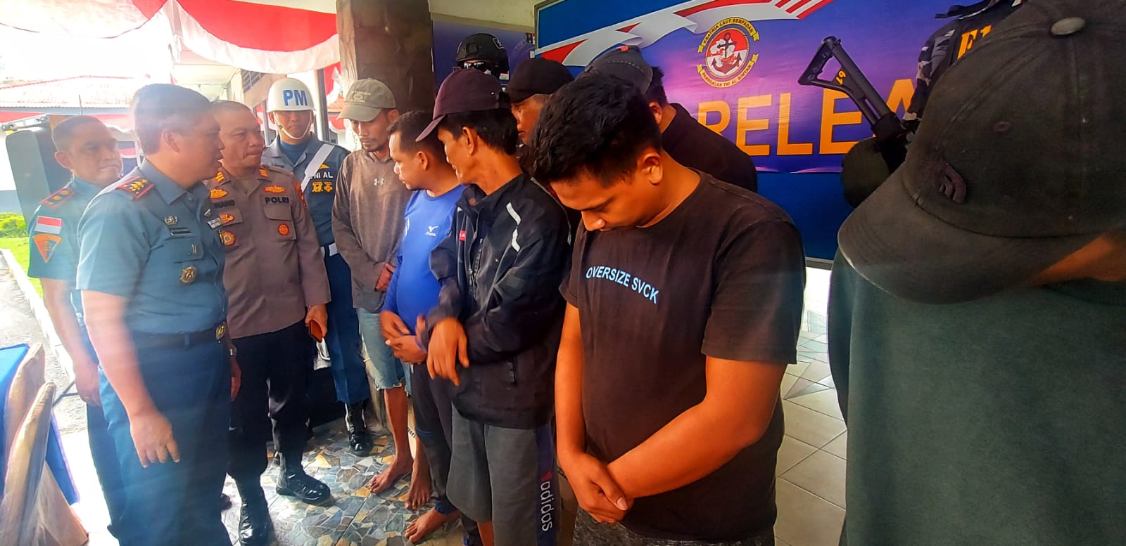 Danlanal Bintan, Lekol Laut (P) Eko Agus Susanto menginterogasi para terduga pelaku di Markas Lanal Bintan di Tanjunguban, Kamis (29/8/2024) sore.