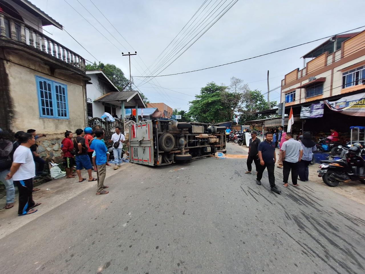 Lori box terguling dan menabrak mobil dan motor di Jalan Marta Dinata Tanjungpinang, Kamis (29/8).