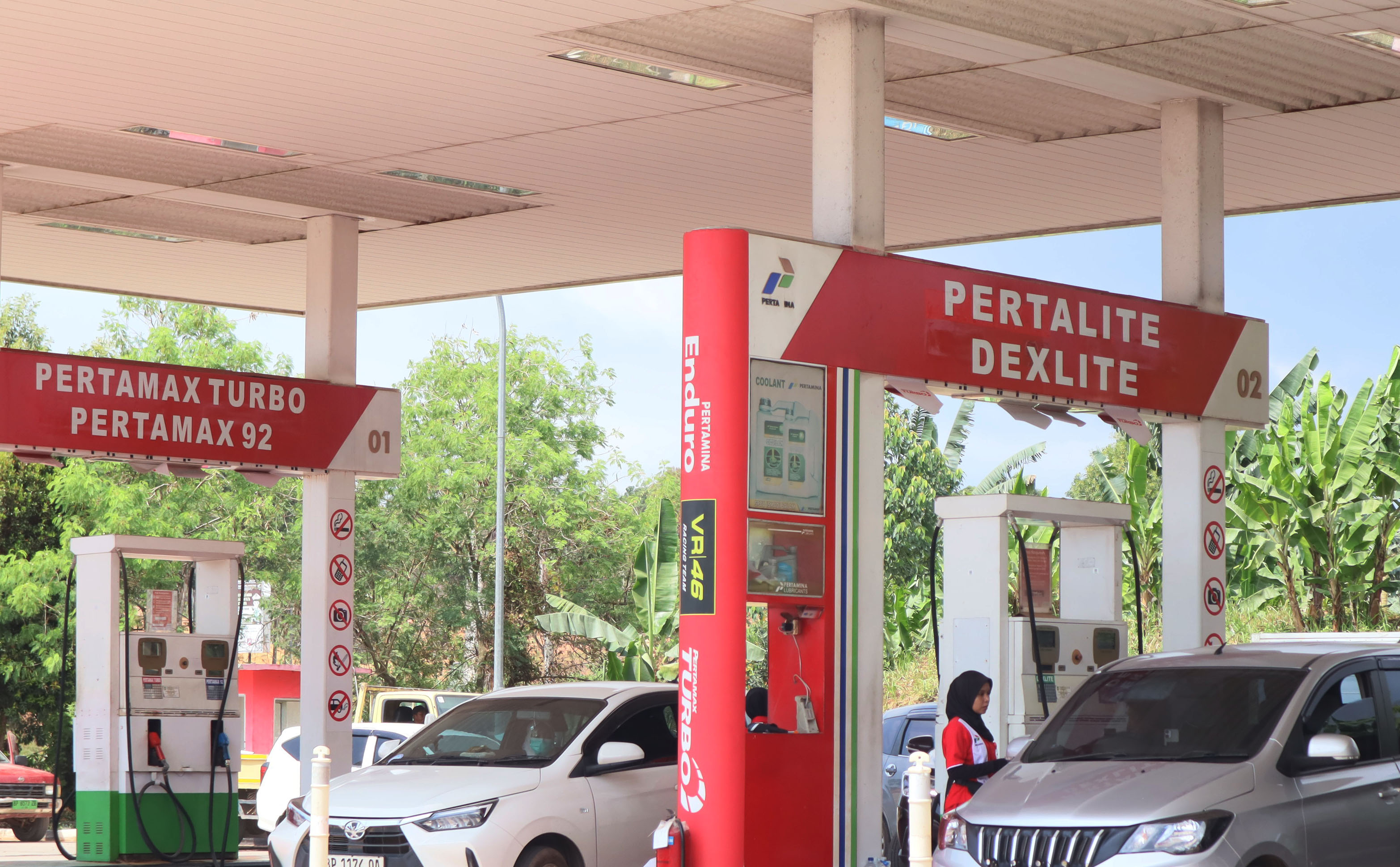 Sejumlah kendaraan sedang melakukan pengisiian bahan bakar minya (BBM) di SPBU dijalan Sudirman beberapa waktu lalu, F Cecep Mulyana/Batam Pos