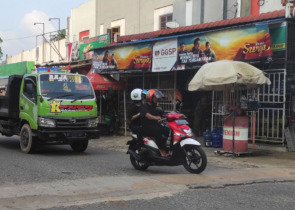 Polisi tidur. Membangun harus sesuai aturan.