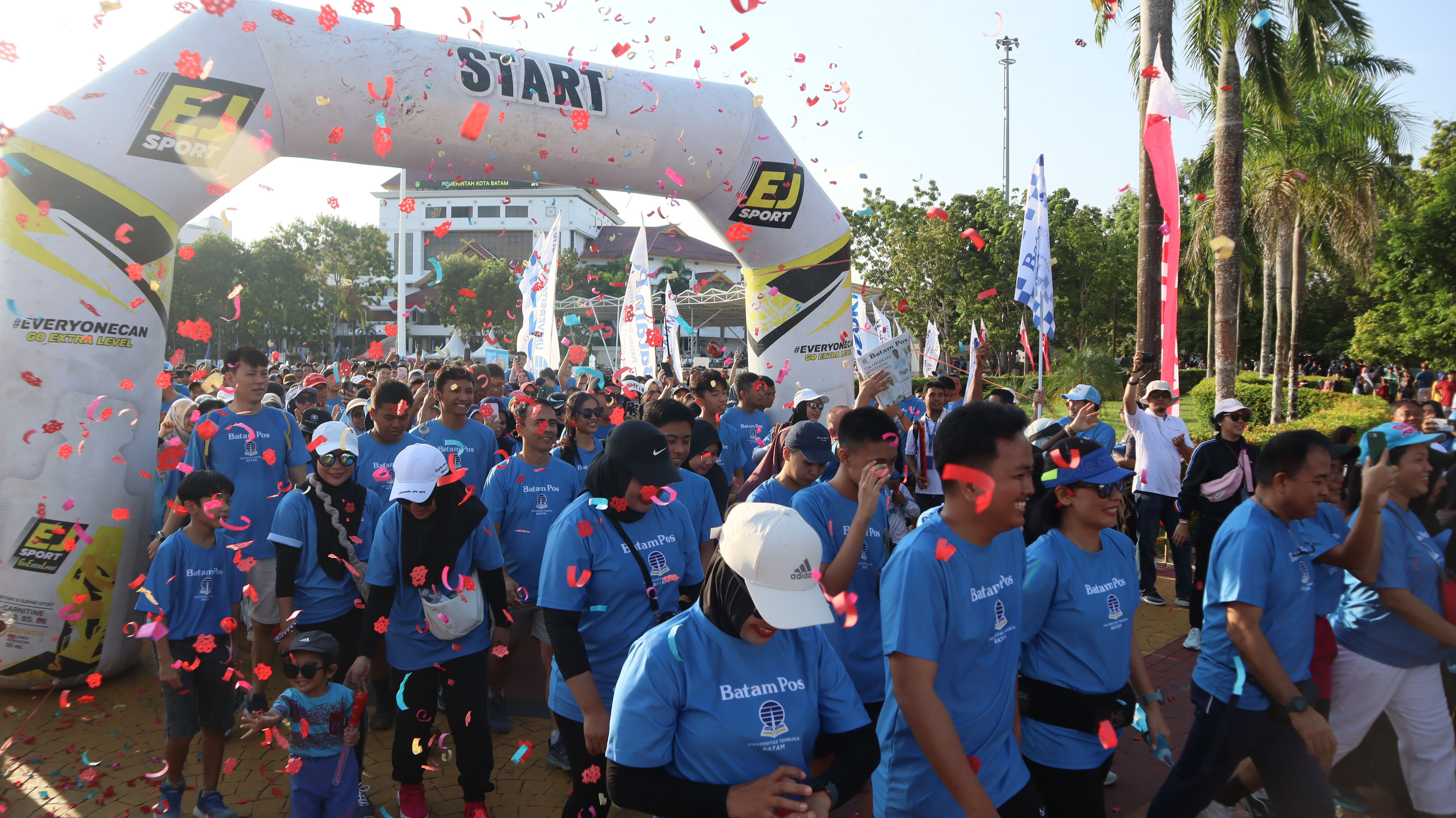 Ribuan peserta Fun Walk Batam Pos meninggalkan garis start