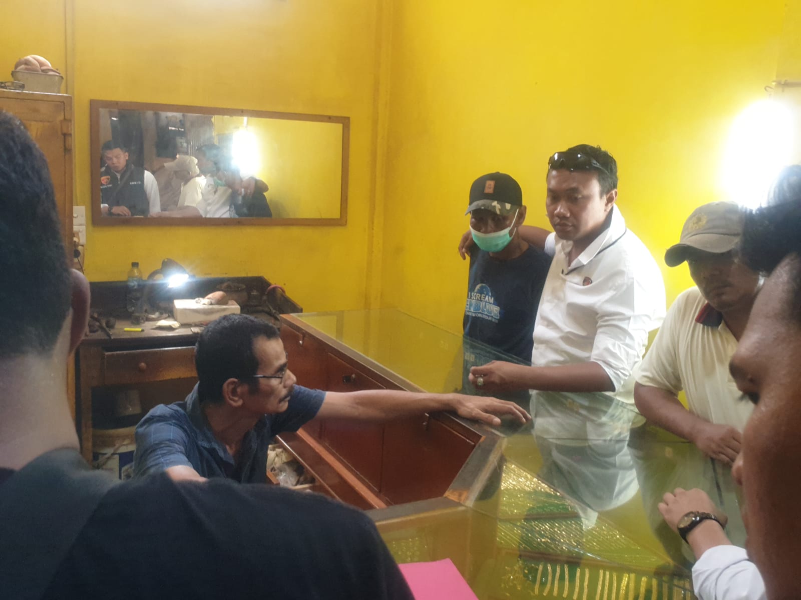 Pelaku, Herman saat dihadirkan polisi di tempat menjual emas yang berada di Toko Mas Batang Hari Tarempa