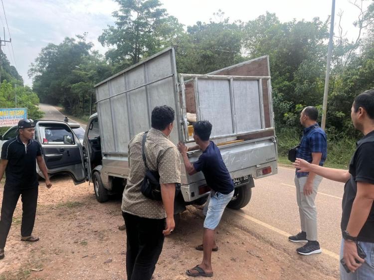 Polisi mengamankan mobil pick-up yang membawa BBM selundupan di Kabil, Batam.