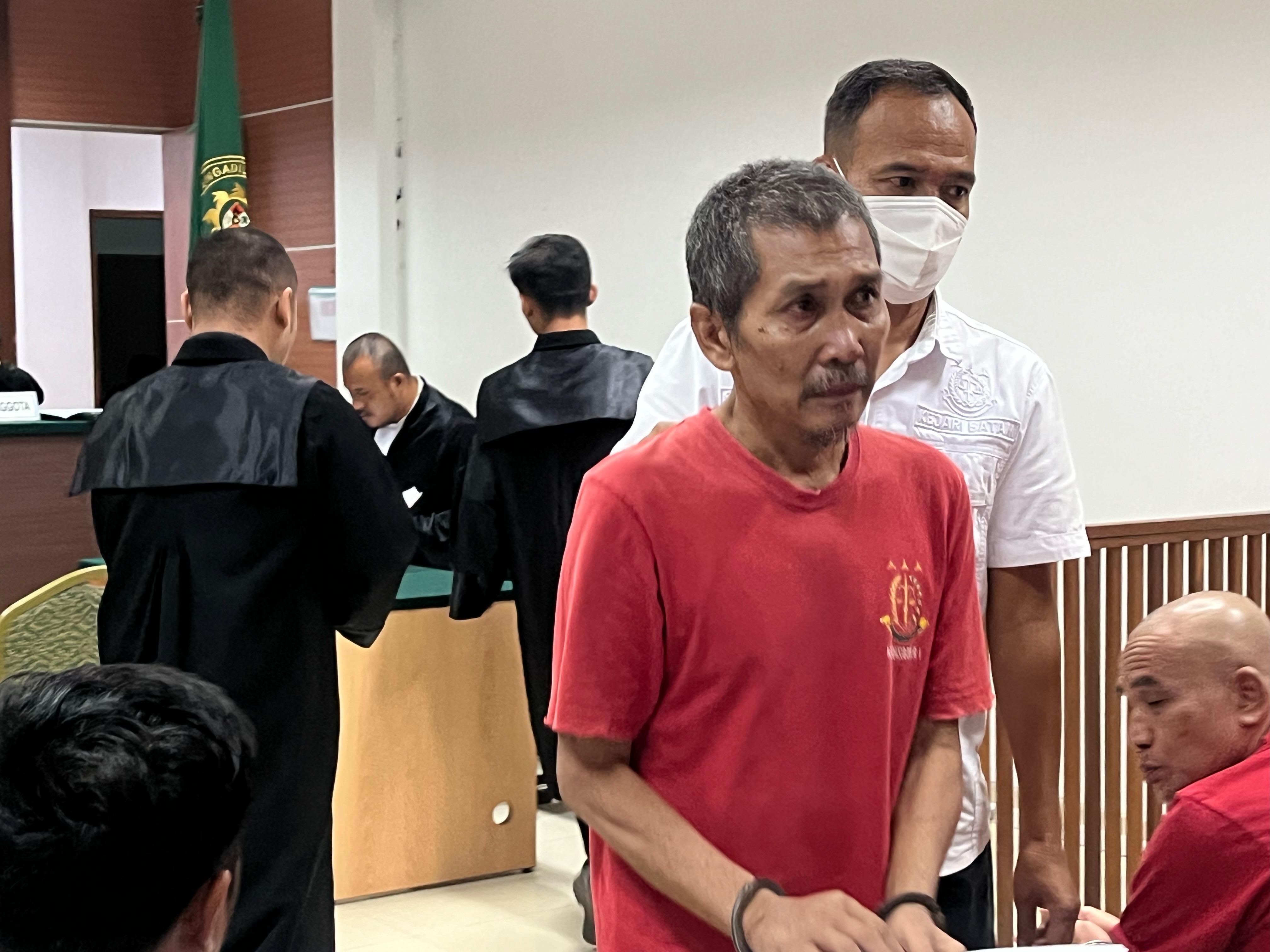 Nasrun, menangis usai dituntut 6 bulan penjara oleh jaksa penuntut umum di Pengadilan Negeri Batam, Selasa (3/9).