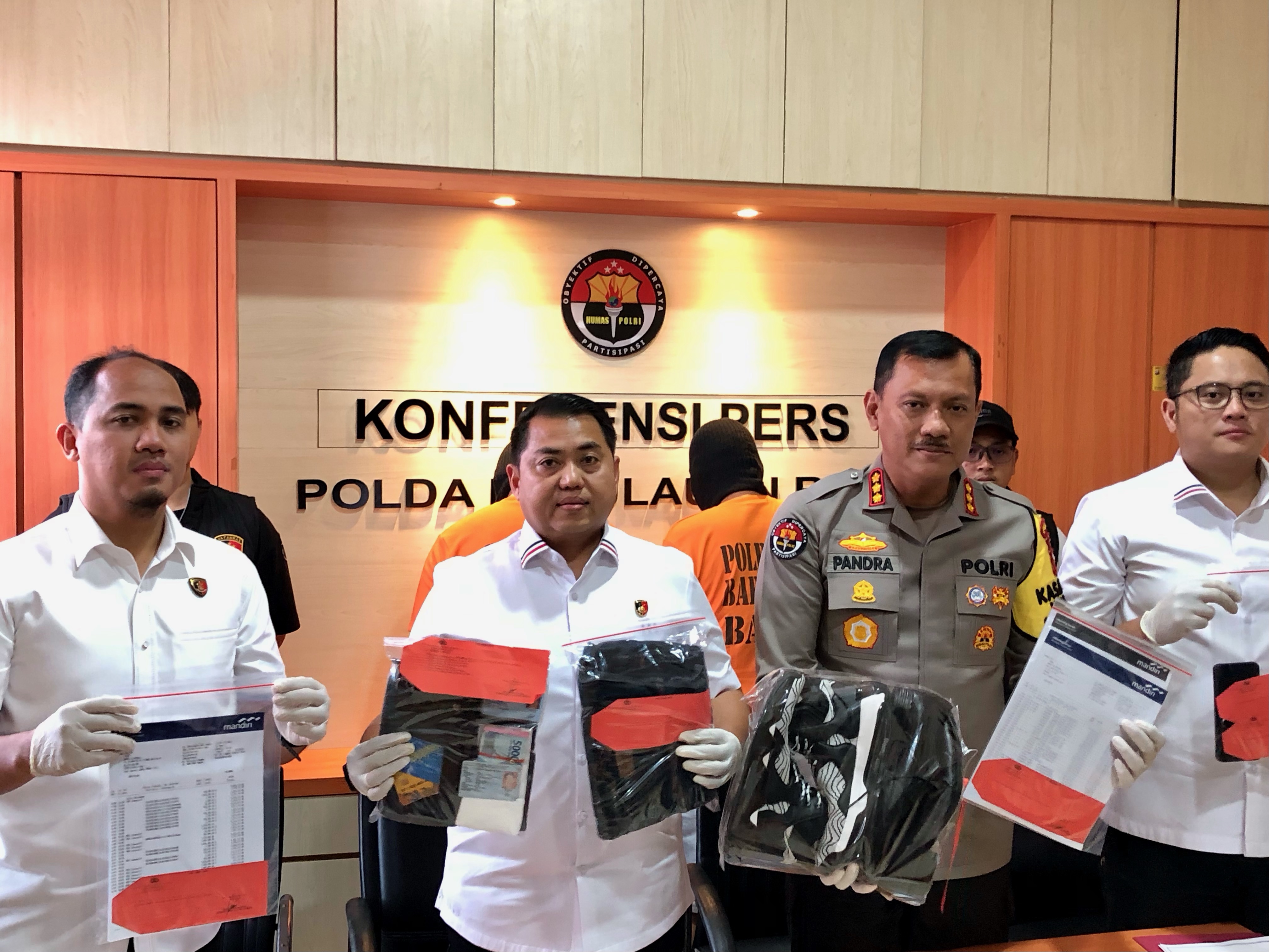 Direktorat Reserse Kriminal Umum Polda Kepri mengungkap kasus penipuan dengan modus hipnotis yang melibatkan dua tersangka, HC dan IS.