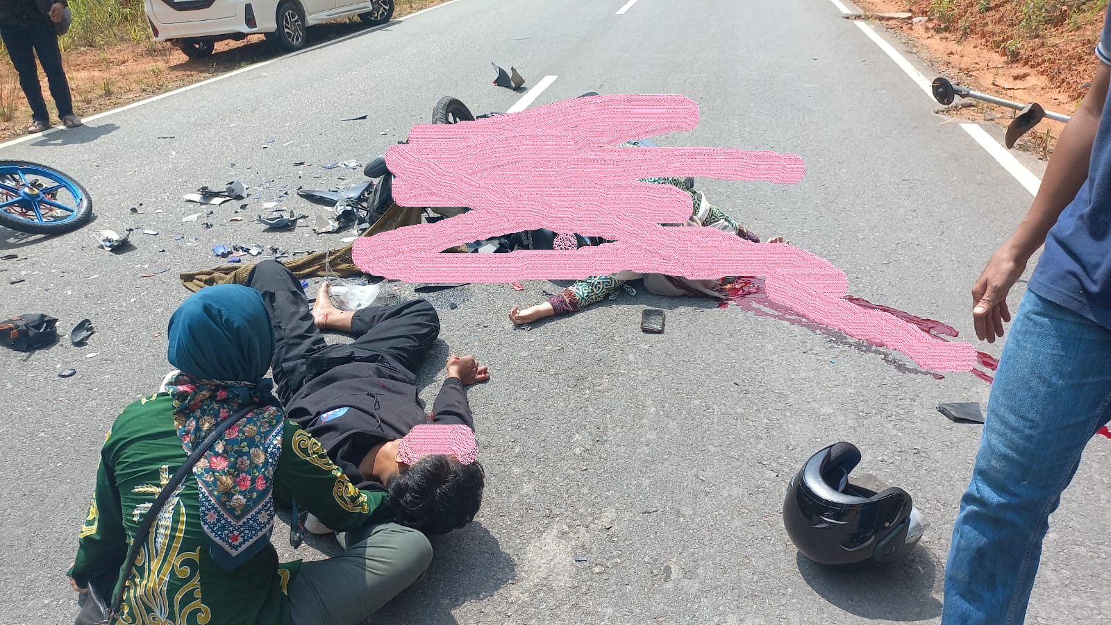 Dua pemotor tergeletak usai mengalami kecelakaan di jalan raya Lintas Timur, Bintan pada Kamis (5/9/2024) sekitar pukul 10.08 WIB. .