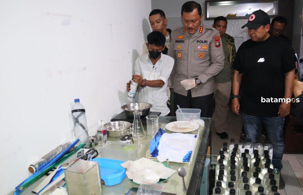 Kabidhumas Polda Kepri Kombes Pol Zahwani Pandra Arsyad bersama Dirresnarkoba Polda Kepri Kombes Pol Dony Alexander dan jajaran menunjukkan barang bukti sabu cair dari pabrik sabu skala home industri