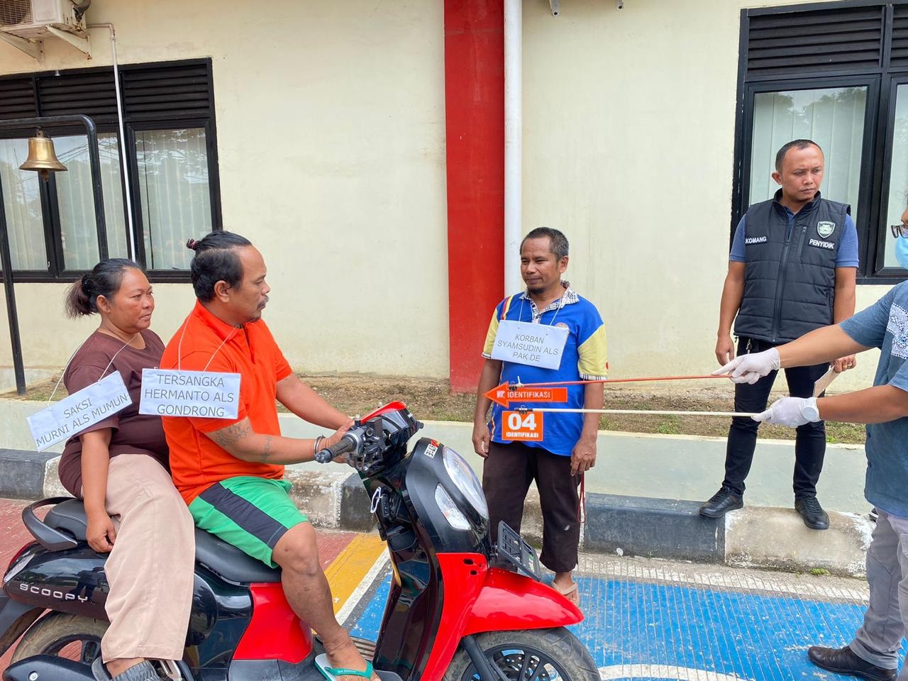 Reka ulang pembunuhan yang dilakukan Hermanto alias Gondrong di Mapolsek Batuampar, Jumat (6/9) pagi.