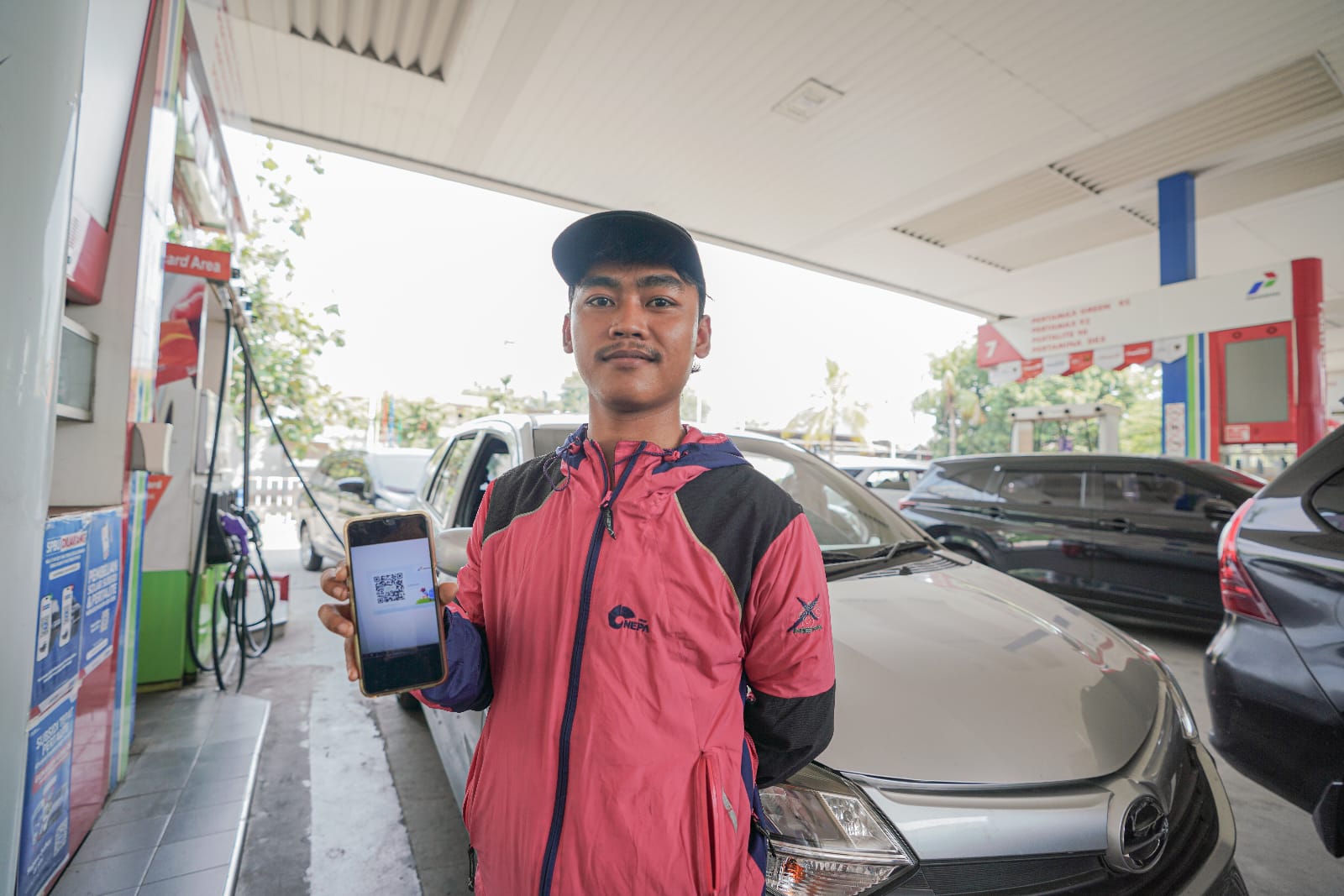 Petugas SPBU memperlihatkan sistem pendataan berbasis teknologi QR Code untuk untuk pengisian BBM Subsidi bagi kendaraan roda empat.