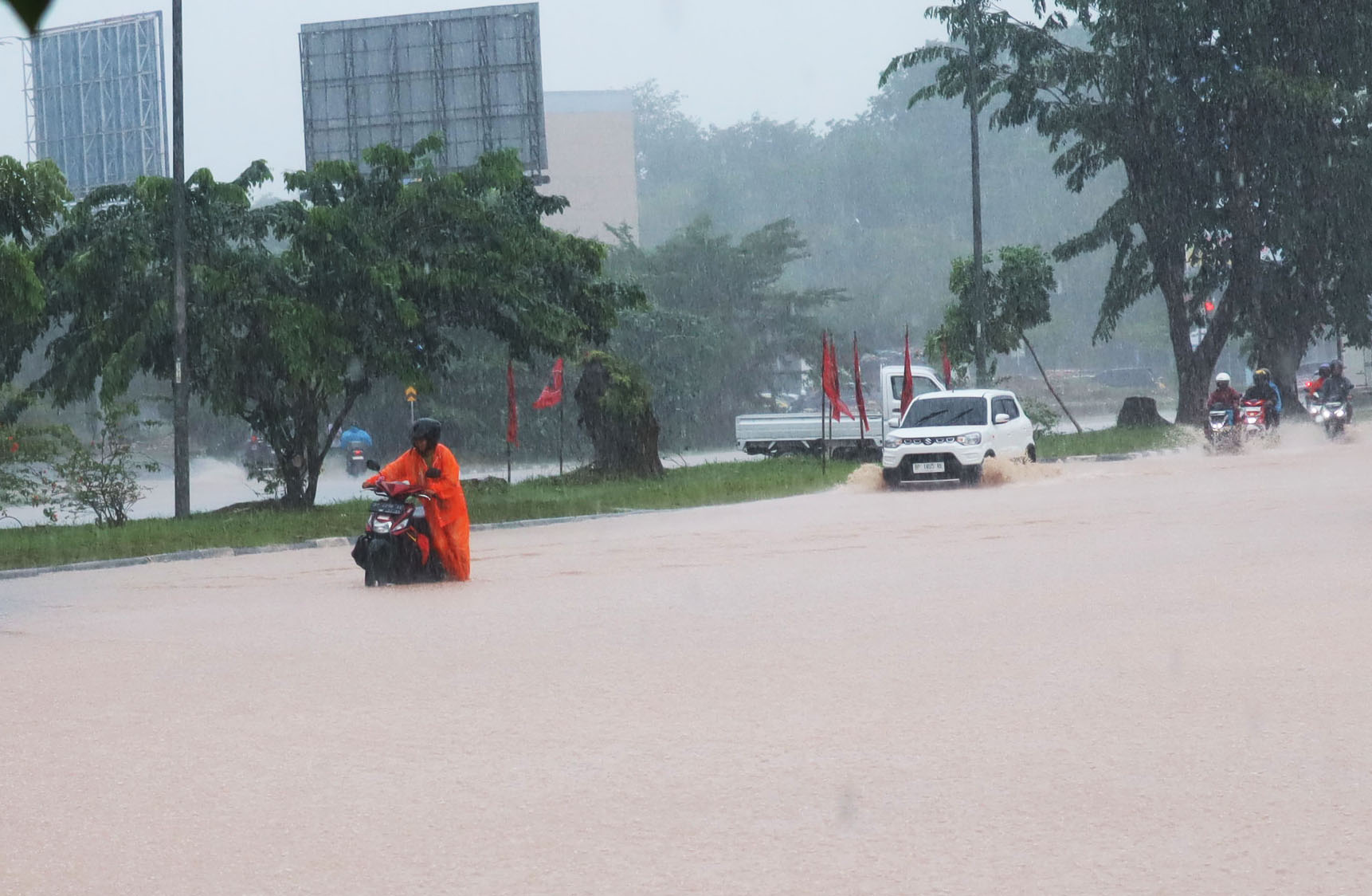 HUjan yang mengguyur Kawasan Batamcenter vmengakibatkan Simpang Kepri Mall tergenang, Senin (9/(0. Kejadian ini para pengendaran berjalan mearayp untuk bisa menerobos genangai air hujan tersebut. F  Cecep Mulyana/Batam Pos