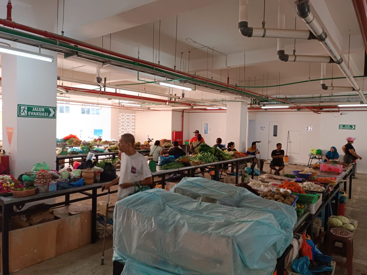 Pedagang masih bertahan berjualan di area parkir, walaupun Pasar Encik Puan Perak sudah diresmikan Wapres Maruf Amin.
