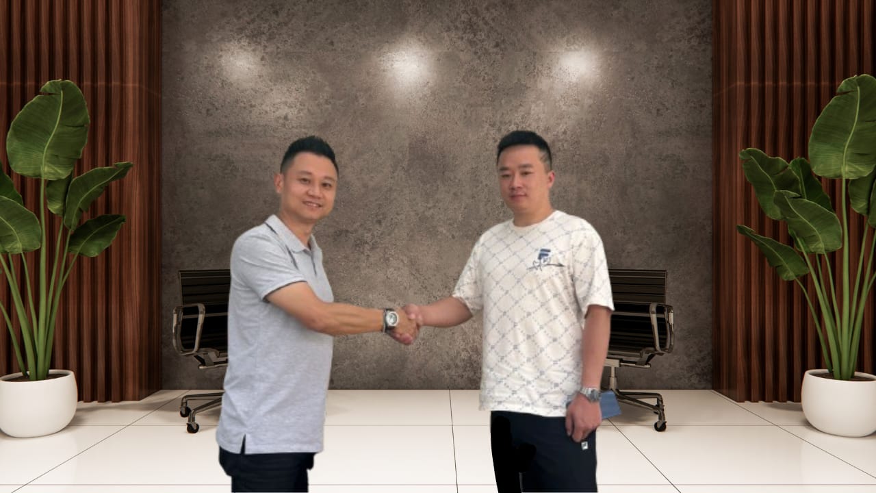 Ketua DPD Asparnas Batam, Andi Xie (kiri), bersama Hu Sheng Ji (kanan), salah satu bos agen travel di China.