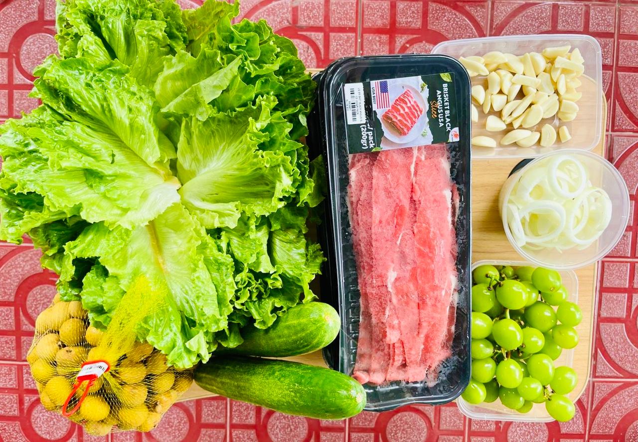 ANEKA sayur dan buah sebagai makanan berbasis nebati di antara daging somber protein hewani.