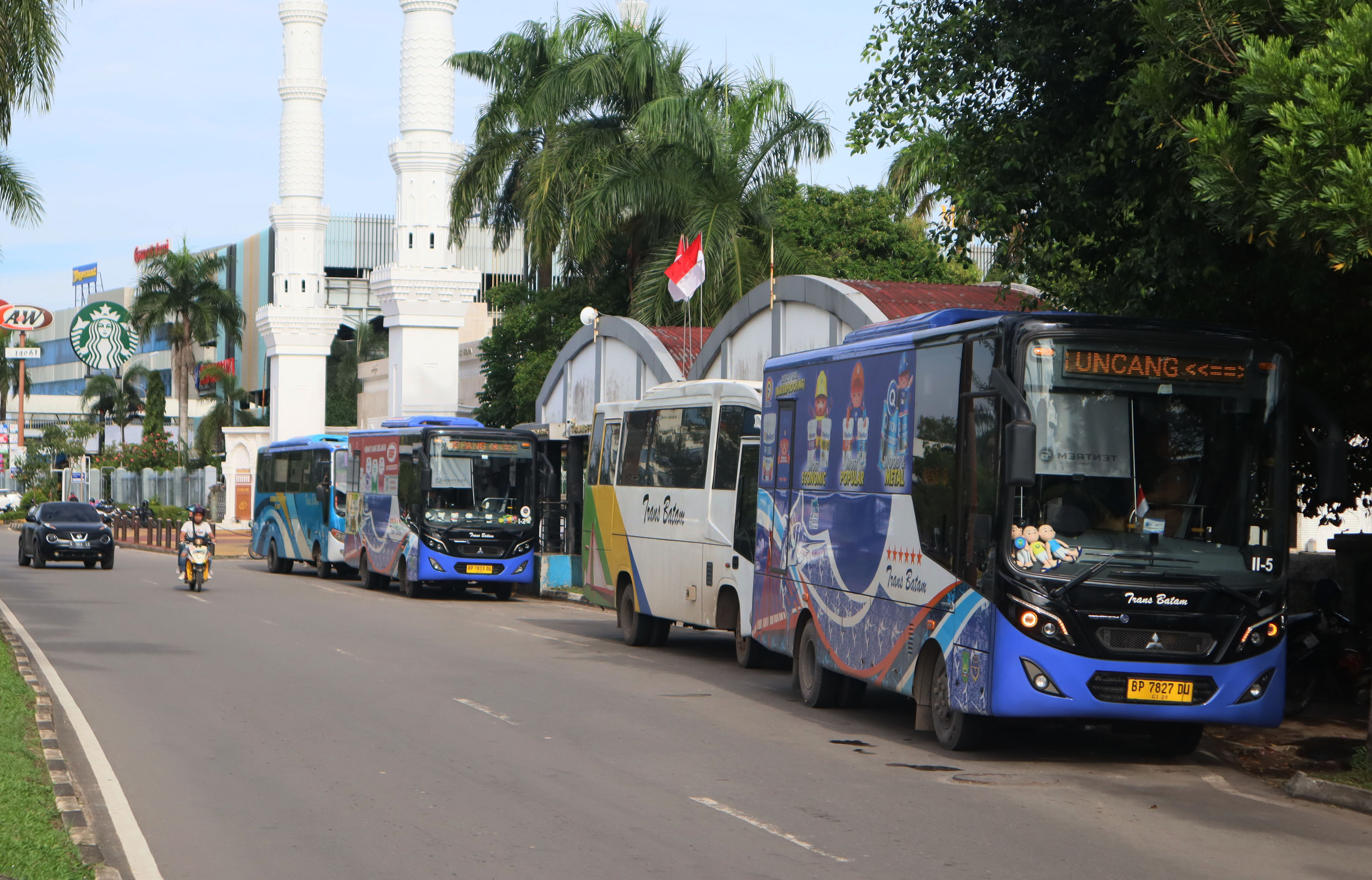 Sejumlah Bus Trans Batam  tengah menunggu penumpang  di Halte Bus Batamcenter, Selasa (10/9).
