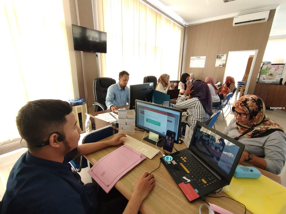 Pelaku UMKM saat mengurus penerbitan nomor induk berusaha di kantor Plut KUMKM di Bengkong.