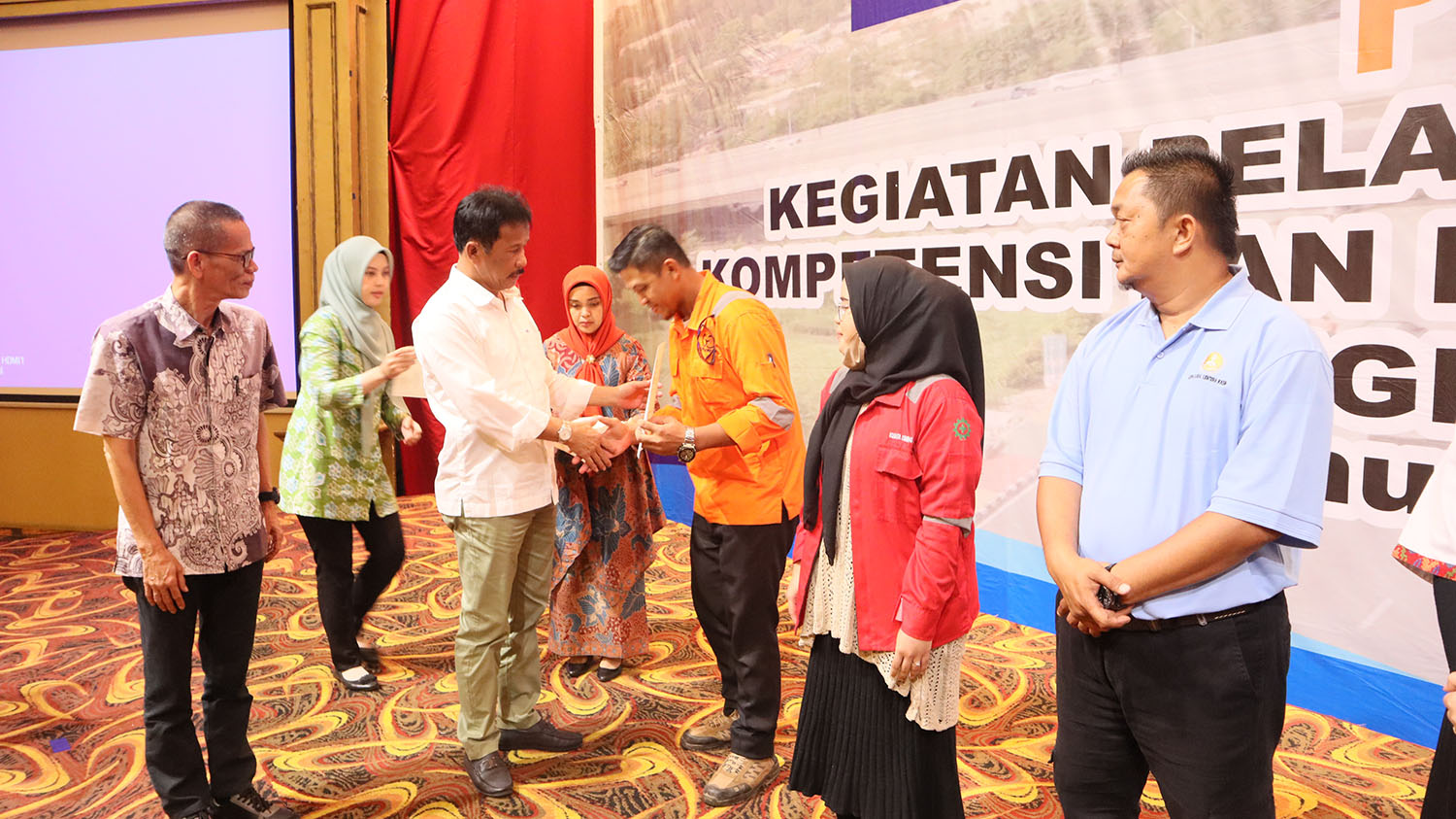 Walikota Batam Muhammad Rudi didampingi Kadis Tenaga Kerja Kota Batam menyerahkan sertifikat secara simbolis kepada peserta pelatihan berdasarkan unit Kompensi dan pengukuran produktivitas di Hotel Harmoni One Batamcenter, Kamis 12/9).