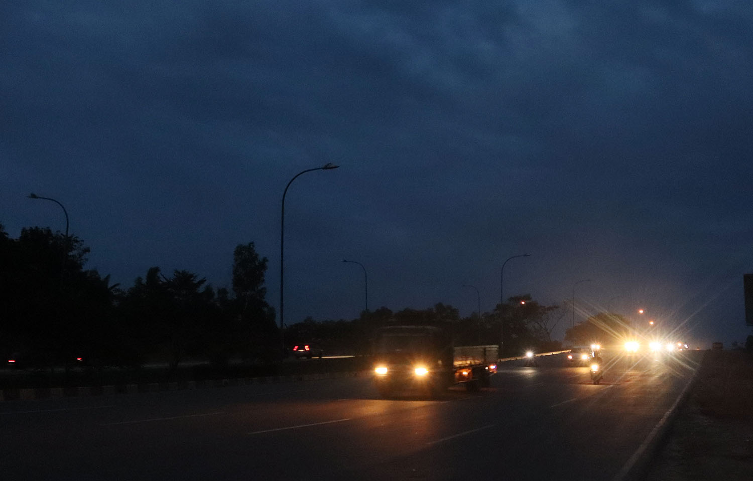 Sebagian lampu jalan umum di Jalan Sudirman depan Perumahan Meditrania Batamcenter terlihat padam, Kamis (12/9).