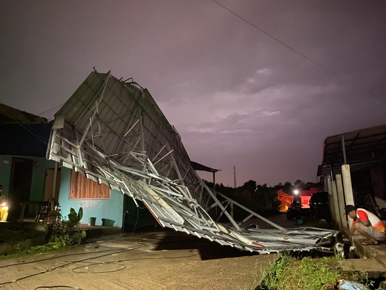 Atap rumah warga Perumahan Pinang Mas Tanjungpinang melayang usai diterjang angin kencang, Selasa (17/9) malam.