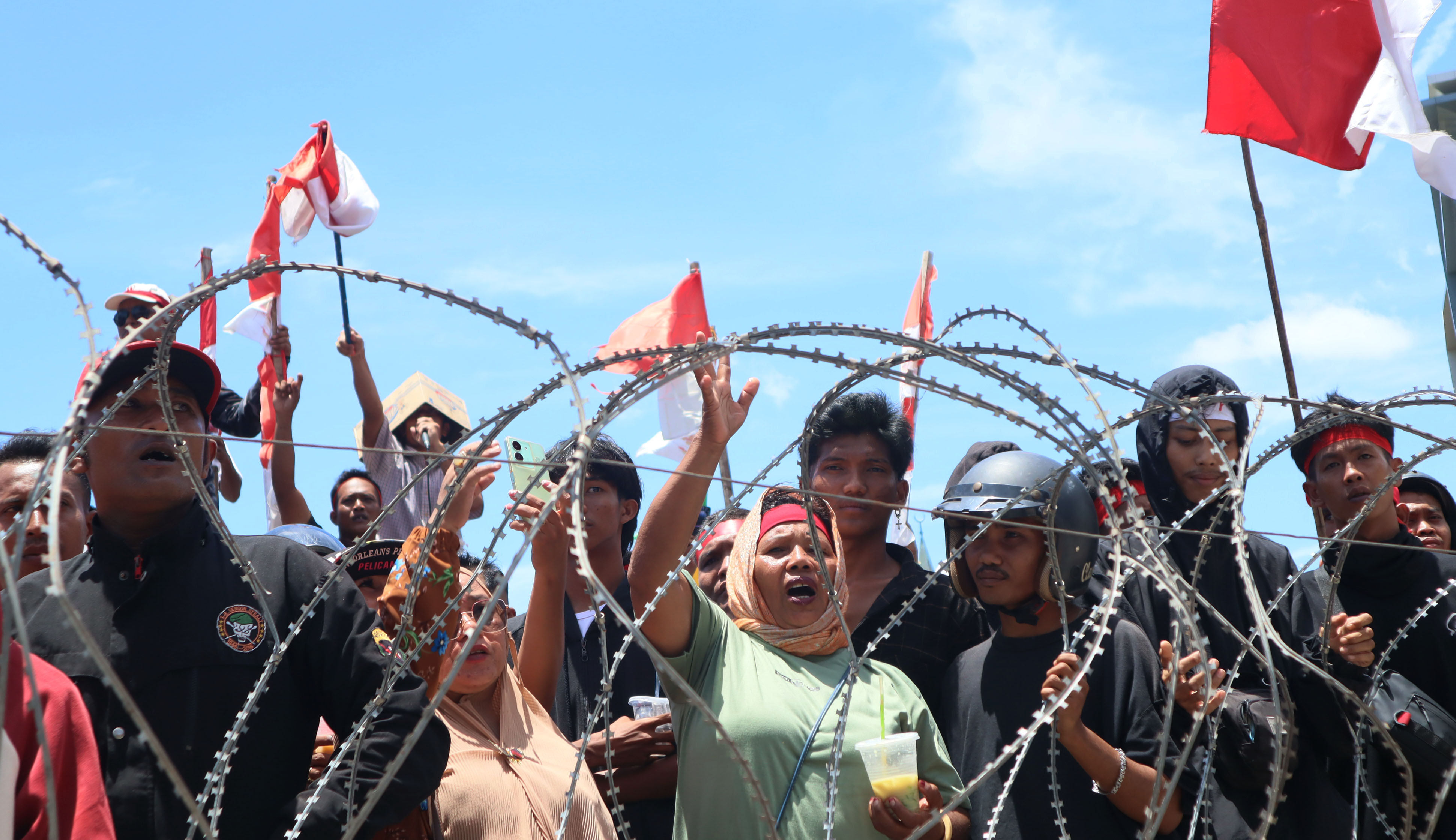 warga Perumahan Putra Jaya, Tanjunguncang menggelar aksi demonstrasi di depan kantor Badan Pengusahaan (BP)  Batam, Rabu (18/9). Warga menuntut agar distribusi air di perumahan mereka dapat mengalir secara normal setelah bertahun tahun merasakan kesulitan