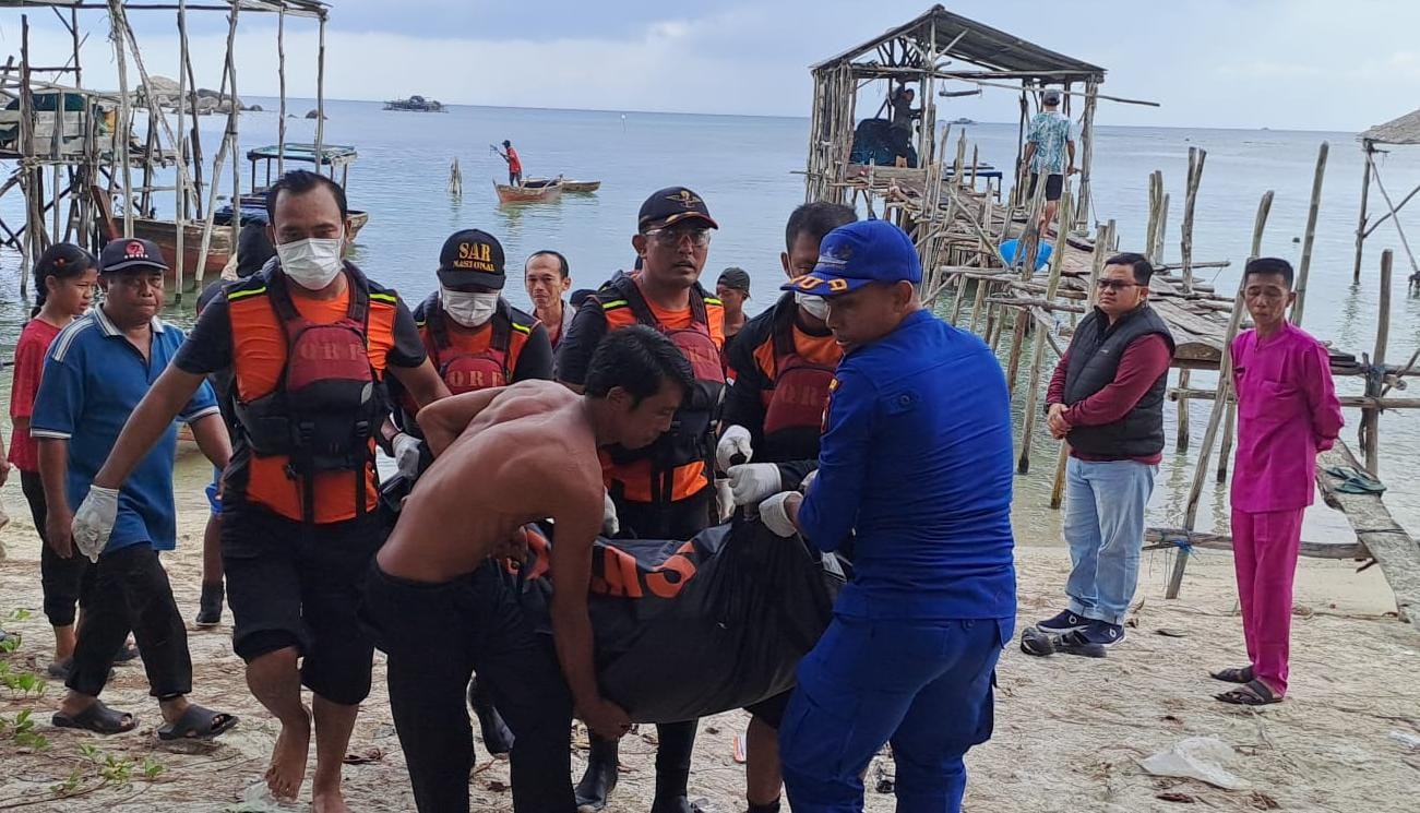Tim SAR gabungan mengevakuasi jasad korban yang ditemukan sudah tidak bernyawa di perairan Senggiling, Desa Sri Bintan, Kecamatan Teluk Sebong, Kamis (19/9/2024) pagi.