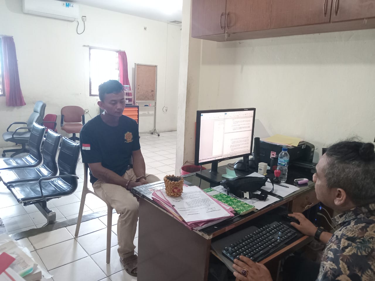 Pelaku pencabulan anak tiri saat menjalani pemeriksaan polisi di Polsek Sekupang.