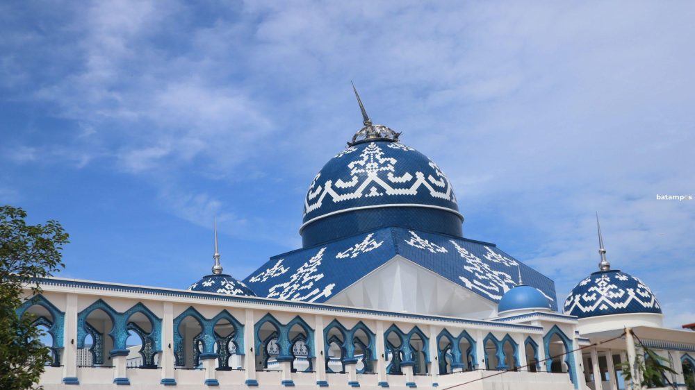 Hujan yang disertai angin kencang Selasa malam mengakibatkan tiang penangkap petir di kubah Masjid Agung Raja Hamidah Batam bengkok , Rabu (18/9).