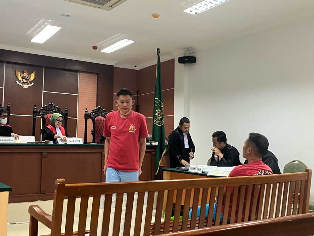 Terdakwa Andika dan Toman kembali menghadiri sidang dugaan penyelundupan minuman berakhol di Pengadilan Negeri Batam, Kamis (19/9).