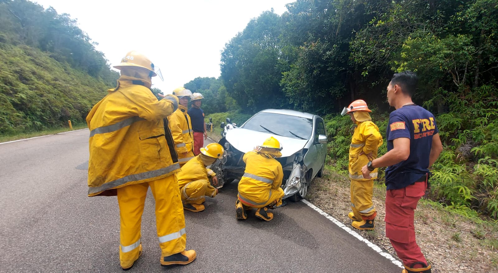 Mobil Toyota Avanza mengalami ringsek di bagian depan setelah mengalami kecelakaan tunggal di sekitar jalan raya Kilometer (Km) 7 BBT kawasan wisata Lagoi, Bintan pada Jumat (20/9/2024) siang.