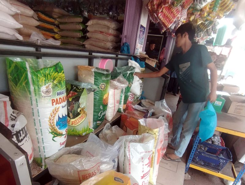 Warga saat membeli beras di pasar Fanindo, Tanjunguncang, Batuaji.
