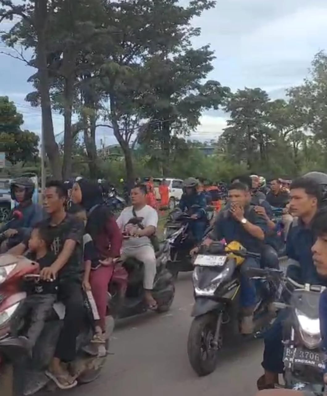 Suasana jalan saat warga Tanjunguncang menggelar demo ke kantor BP Batam.