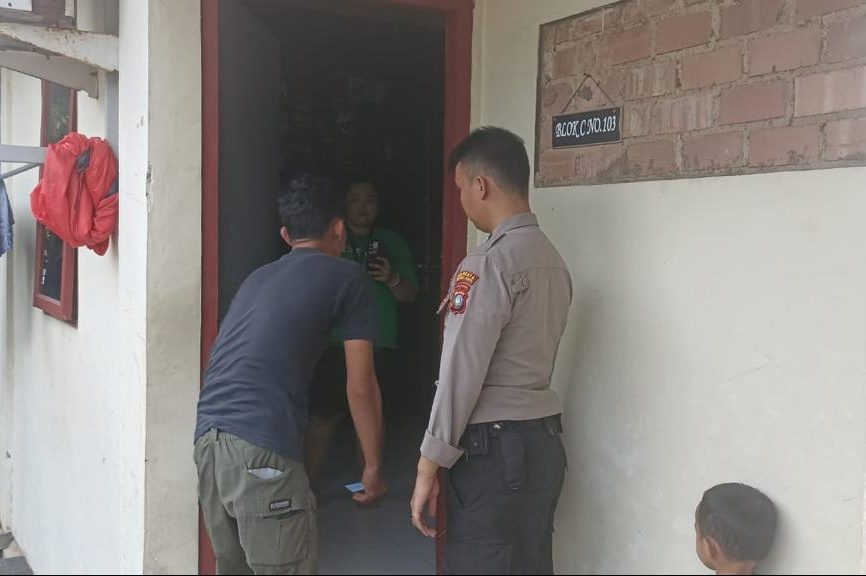 Polisi mendatangi lokasi pencurian di Perumahan Tamansari Blok C No. 103, Kelurahan Tiban Baru, Kecamatan Sekupang, pada Jumat (20/9).