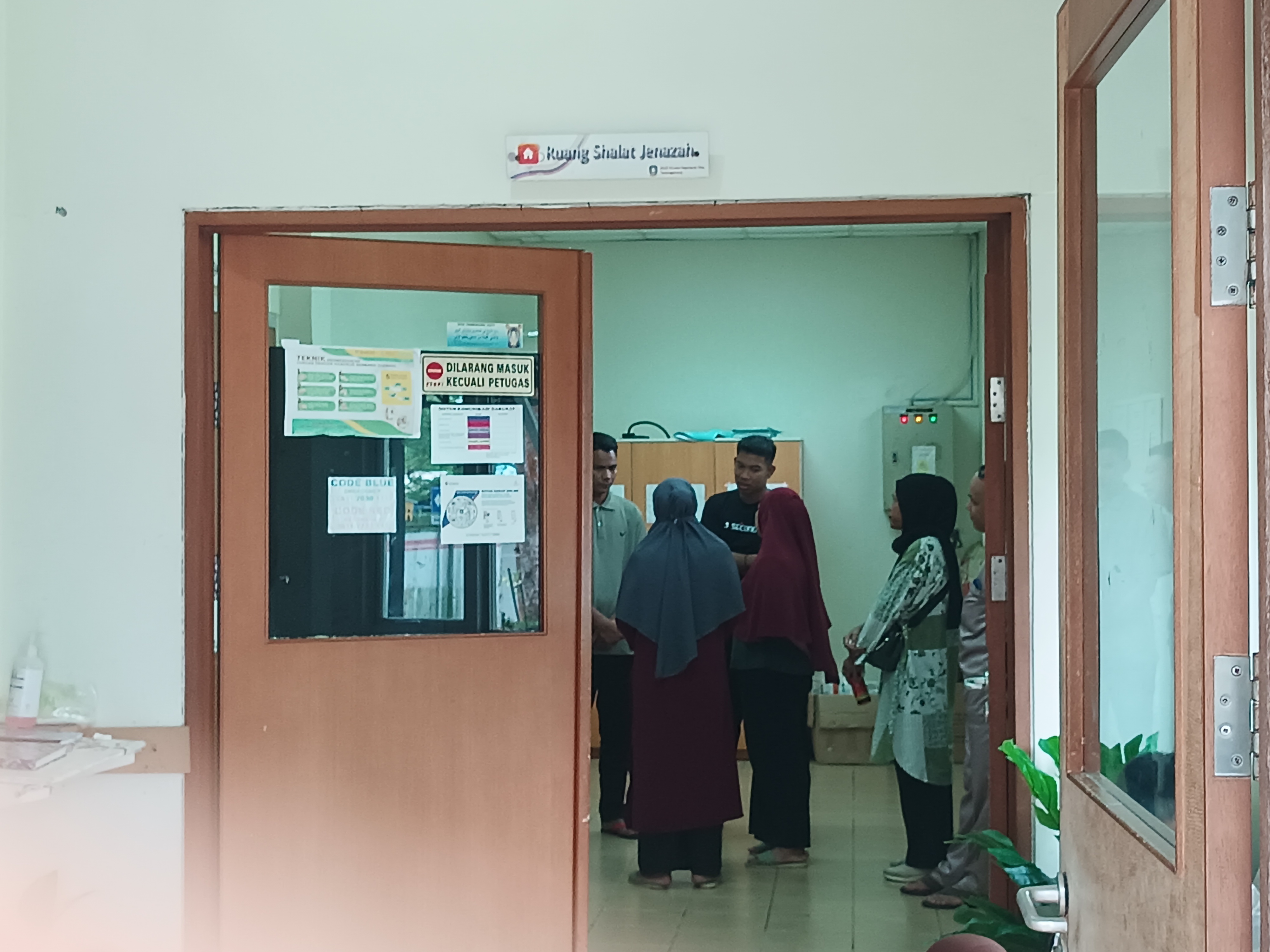 Keluarga Andika (39) menunggu jasad korban saat divisum di RSUD Raja Ahmad Tabib Tanjungpinang, Sabtu (21/9).