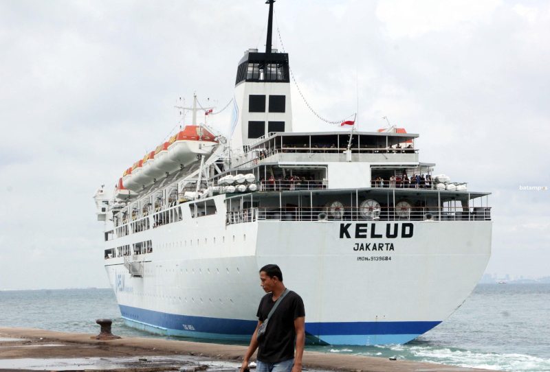 KM Kelud saat lepas tali di Pelabuhan Batuampar, Batam menuju Medan, Minggu (10/12).