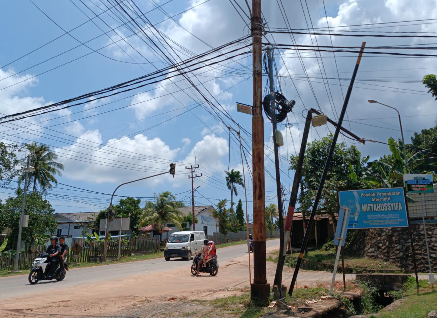 Kondisi Tiang Listrik Jalan Nusantara Tanjungpinang usai ditabrak truk proyek, Jumat (27/9).