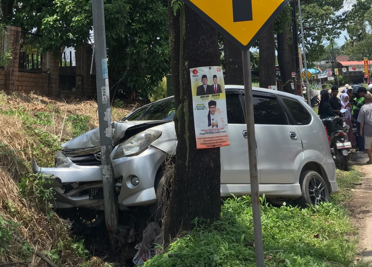 Mobil Avanza berwarna silver dengan nomor polisi BP 1713 EG menabrak tiang PJU setelah hilang kendali dan menabrak pengendara motor.