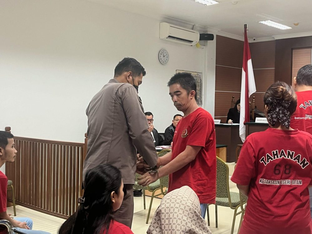 Mulia Abdi, nelayan asal Tanjungbalai Karimun dijemput petugas usai sidang di PN Batam.