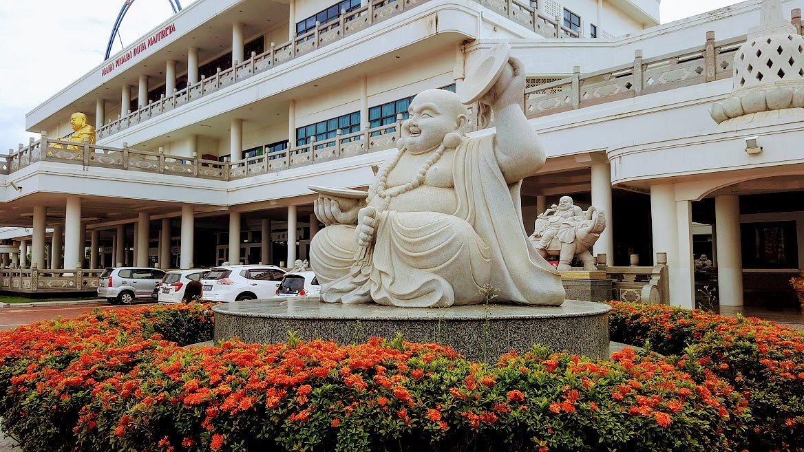 SALAH satu patung The Smiling Buddha di area depan Wihara Duta Maitreya, objek Wisata religi di Batam. F Son Kien Peng via TripAdvisor