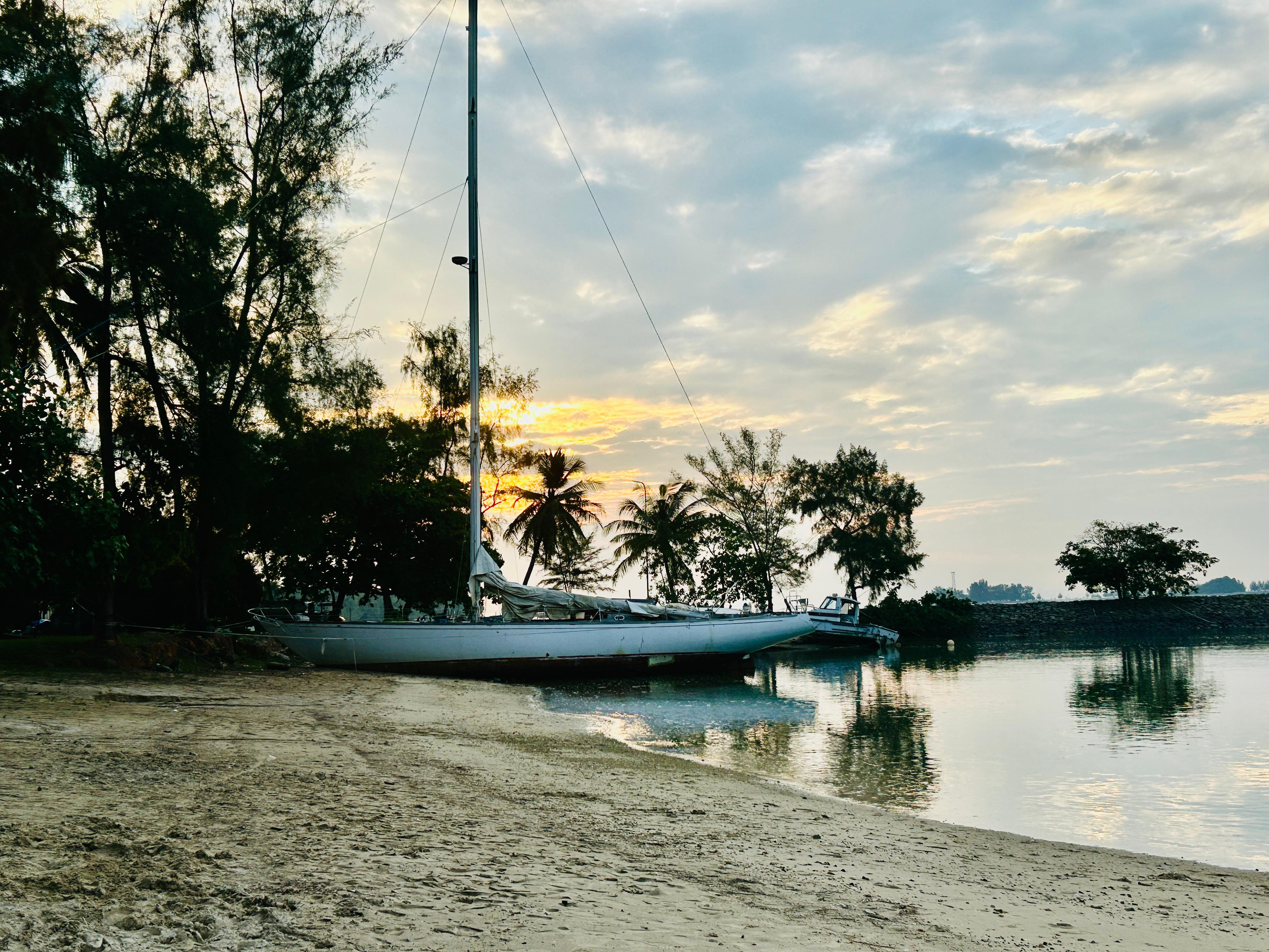 PANTAI Nongsa di sore Hari. F Chahaya Simanjuntak/Batam Pos