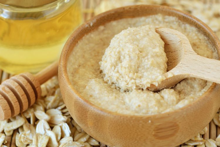 ILUSTRASI masker eksfoliasi wajah dengan bahan madu, oatmeal, dan yogurt. F Getty Images