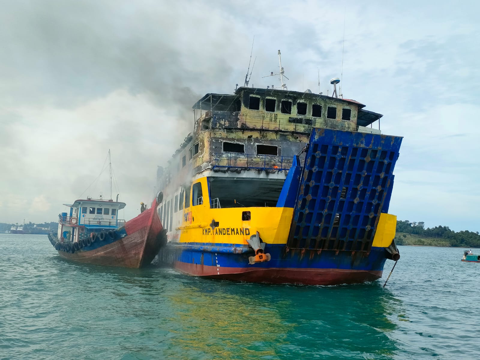 KMP Tandemand yang terbakar di perairan Pulau Kasam, depan Telagapunggur, Batam, Rabu (2/9/2024) siang.