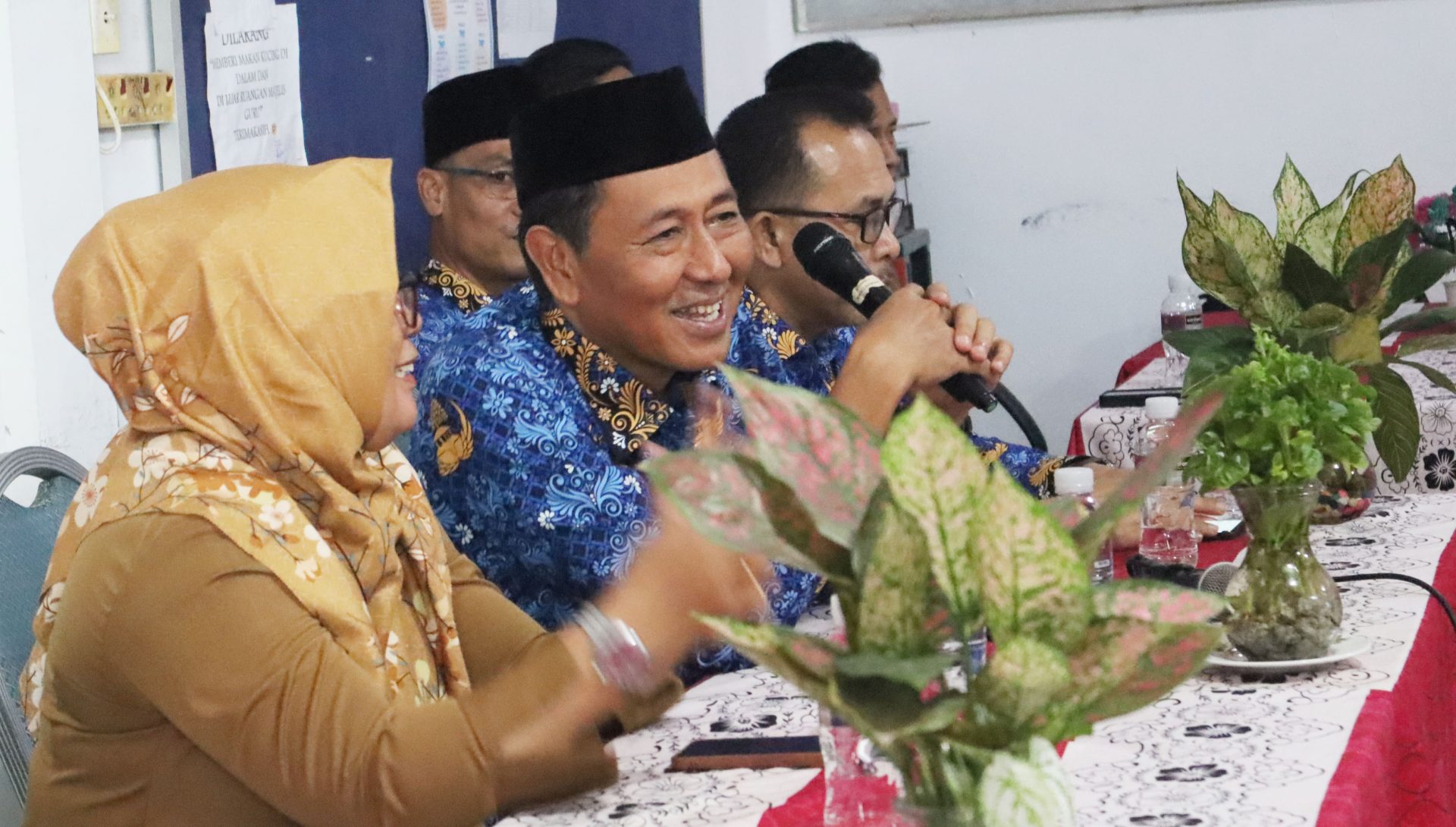 Pjs Walikota Batam Andi Agung memberikan pengarahan saat melakukan kunjungan ke Sekolah SDN 011 di Bengkong, Selasa (1/10).