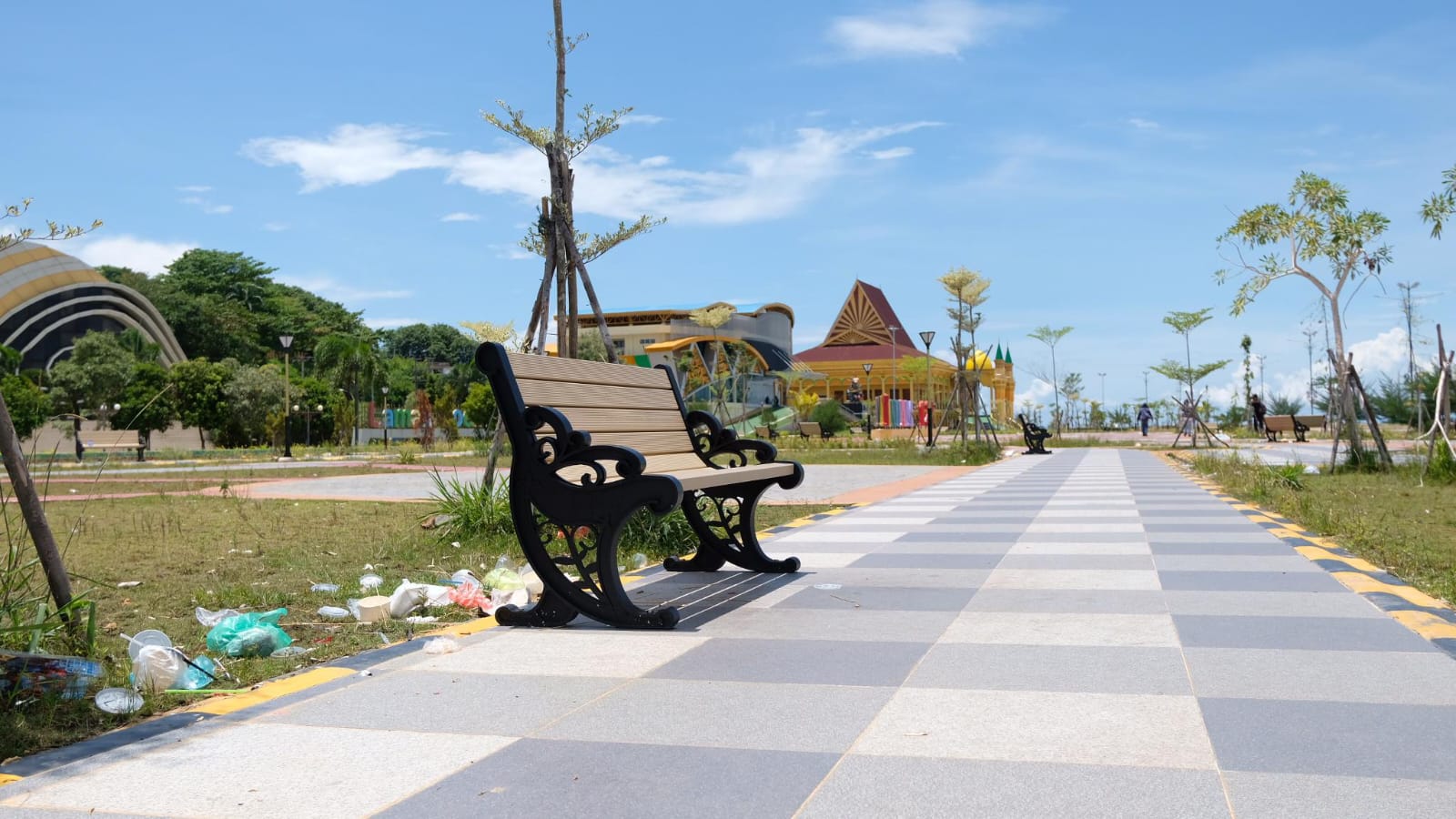 Kondisi taman Gurindam 12 Tanjungpinang pasca weekend, Senin (30/9).
