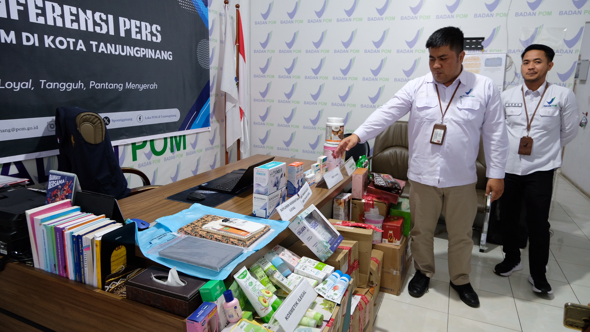 Ribuan pcs obat, kosmetik hingga makanan impor ilegal senilai Rp680 juta yang disita BPOM, Kamis (3/10).