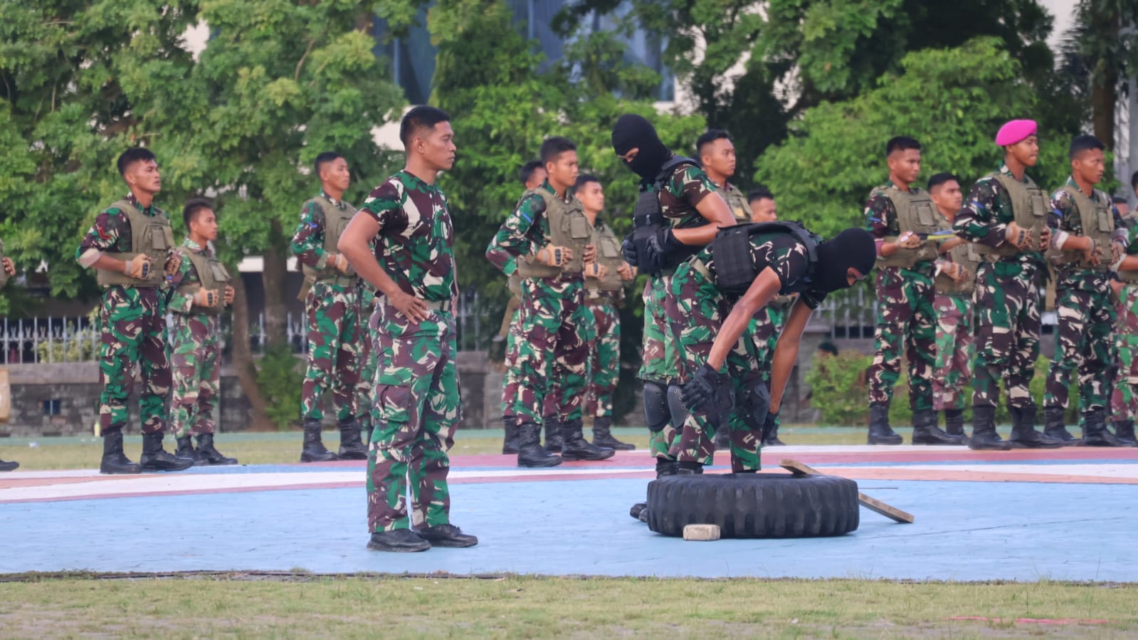 Prajurit TNI melakukan berbagai atraksi menarik saat gladi bersih menjelang acara puncak peringatan HUT TNI ke-79 pada 5 Oktober di lapangan alun alun Engku Putri, Kamis (3/10/2024).