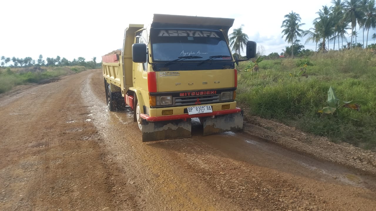 Salah satu truk yang mengangkut pasir dalam kondisi masih basah saat keluar dari lokasi tambang pasir di daerah Kawal, Bintan.
