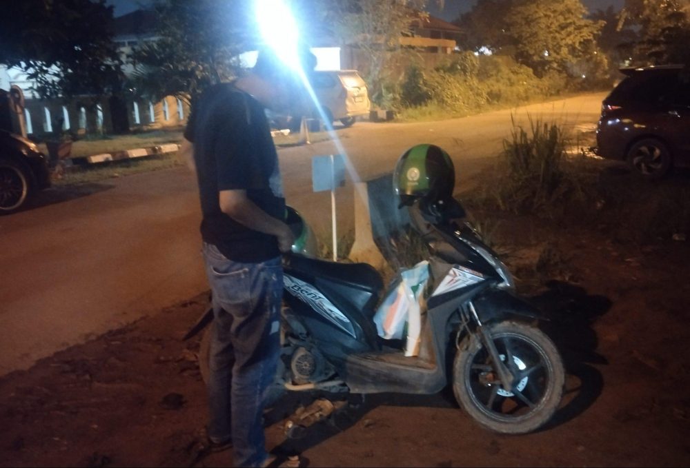 Pesanan sembako berupa minyak dan beras yang diantarkan driver Gojek ke Polsek Sekupang.
