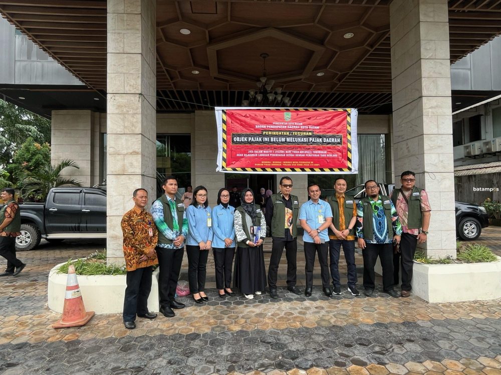 Bapenda memasang spanduk teguran keras terhadap salah satu hotel di Penuin, Kamis (3/10). Hotel berbintang tiga ini menunggak pajak selama 4 tahun.