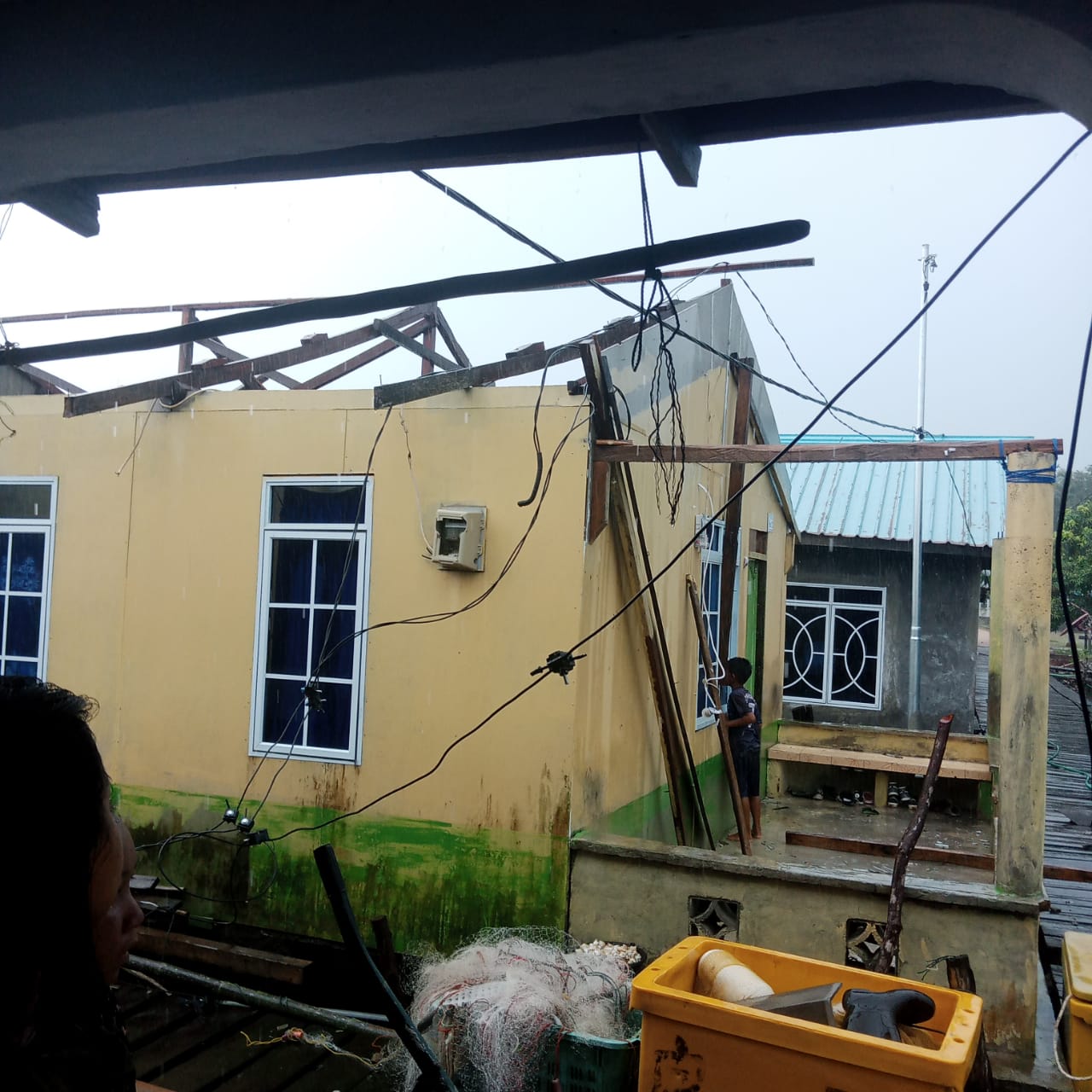 Sejumlah rumah warga rusak akibat diterjang angin kencang di Telang kecil RT 07 RW 03 Desa Mantang Besar, Kecamatan Mantang pada Minggu (6/10/2024) sekitar pukul 06.30 WIB.