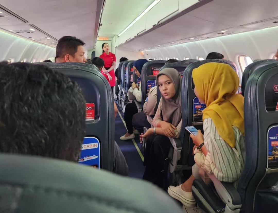 Kondisi kabin pesawat Wings Air yang melayani Batam menuju Letung setelah dikabarkan gagal mendarat