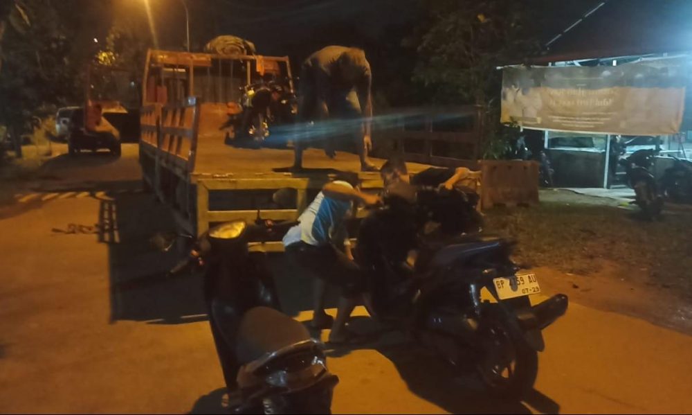 Polisi mengangkut sepeda motor yang menggunakan knalpot brong saat kegiatan Cipta Kondisi (Cipkon) Sabtu (5/10) malam.